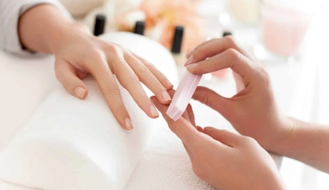 ¿Por qué se celebra el Día de la Manicurista y qué beneficios tiene hacerse la manicura?