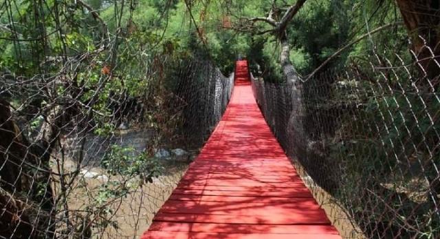 La hamaca es utilizada para cruzar el río y comunicarse con la cabecera municipal.