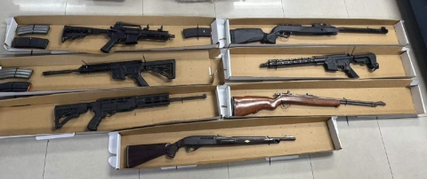 Parte del arsenal que fue localizado en el rancho.