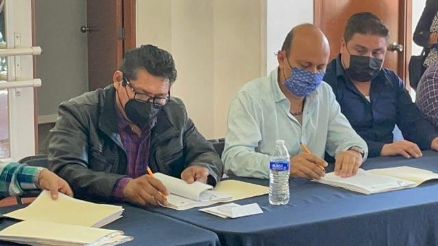 Jesús Corona Damián (izquierda) y Rodrigo Arredondo López (al centro) firmaron el acta.