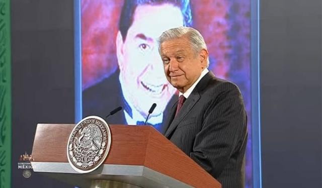 AMLO interrumpe mañanera para dedicar canción a puertorriqueños.