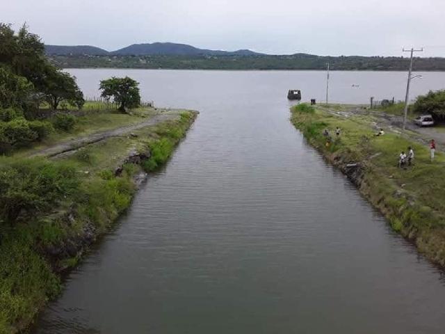 La presa dota de agua a más de mil 300 hectáreas de cultivo para su riego.