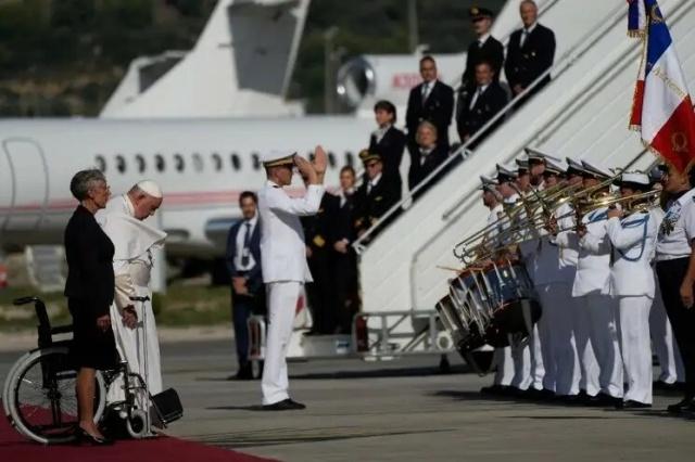 Papa Francisco llega a Marsella; abordará crisis migratoria de Europa