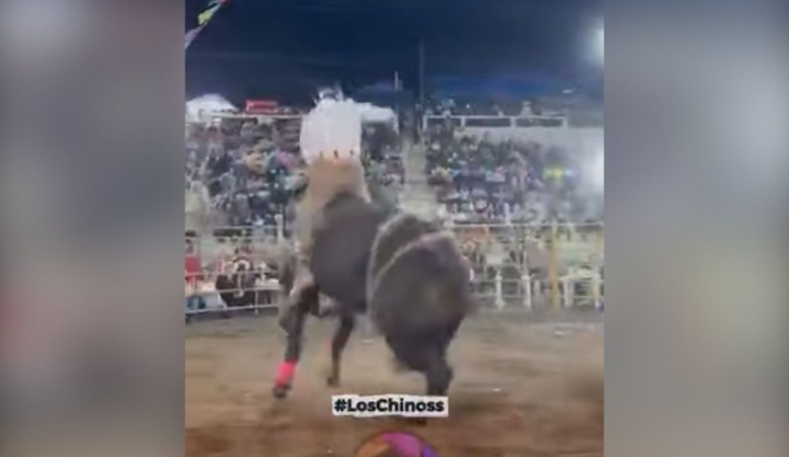 Toro arrastra a jinete en fiesta de Huehuetl&aacute;n El Chico; video viral