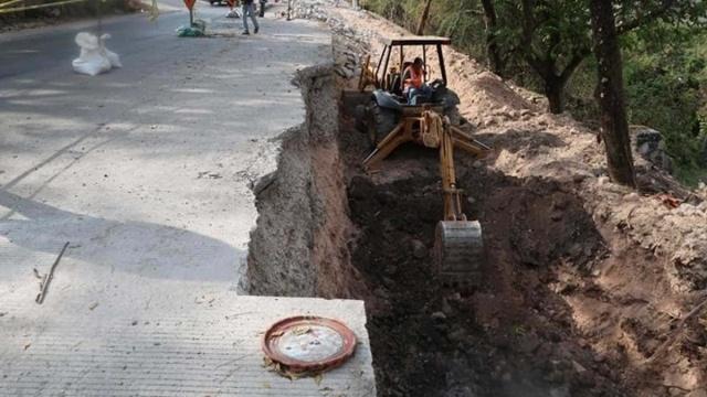 Socavón hunde tramo de carretera en Yautepec.