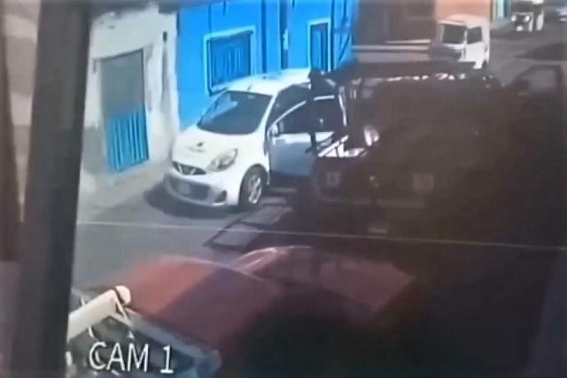 A un taxista lo bajaron por la fuerza del vehículo que conducía y en seguida lo esposaron.