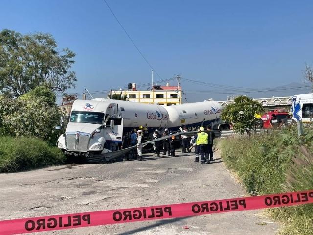 Van contra gasera cuya pipa chocó