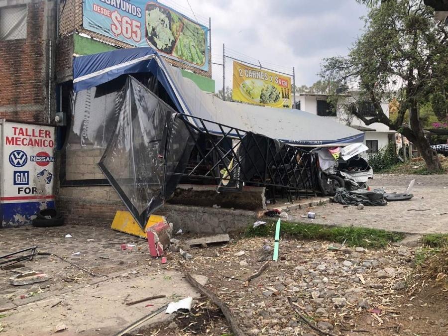 Cinco vehículos y dos locales comerciales resultaron dañados.