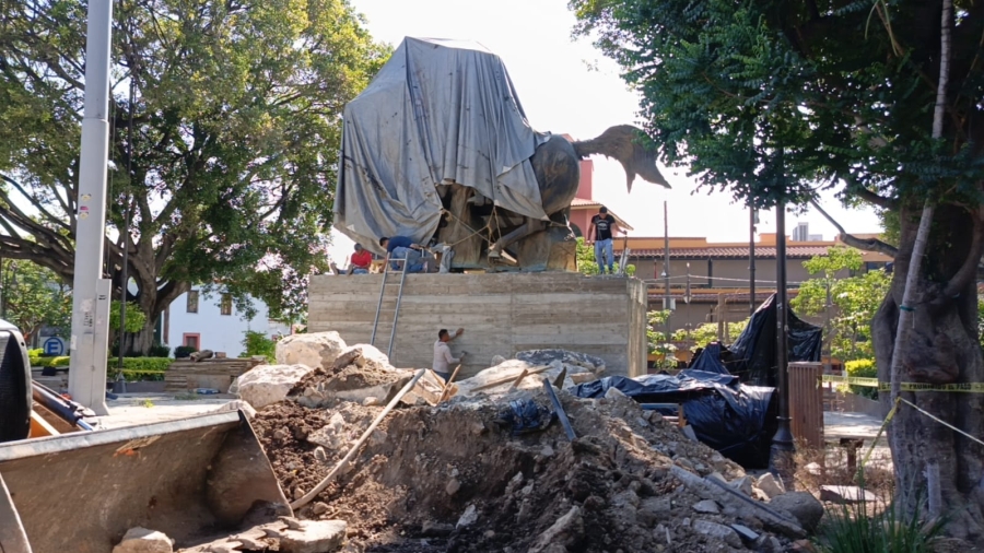 Montan en su base estatua ecuestre del general Emiliano Zapata en plaza de armas