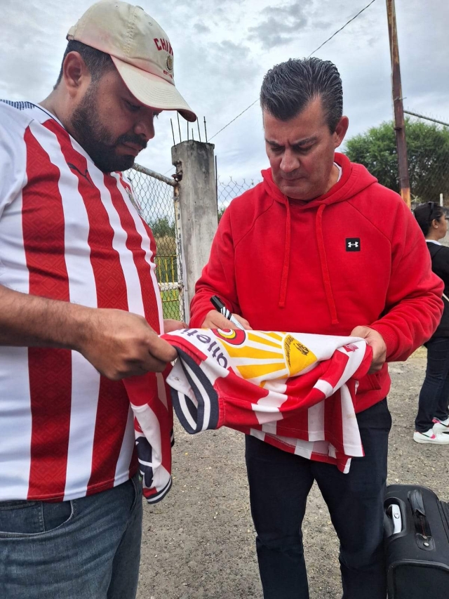 Ramón Ramírez siempre fue accesible con los aficionados morelenses y se notó la conexión de los seguidores con el equipo de Chivas, que consintió a sus aficionados en el Mariano Matamoros.