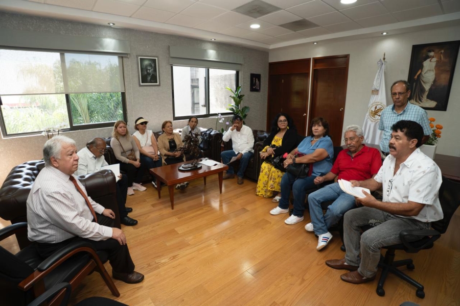 Atiende presidente del TSJ a docentes que se manifestaron en la sede Leyva