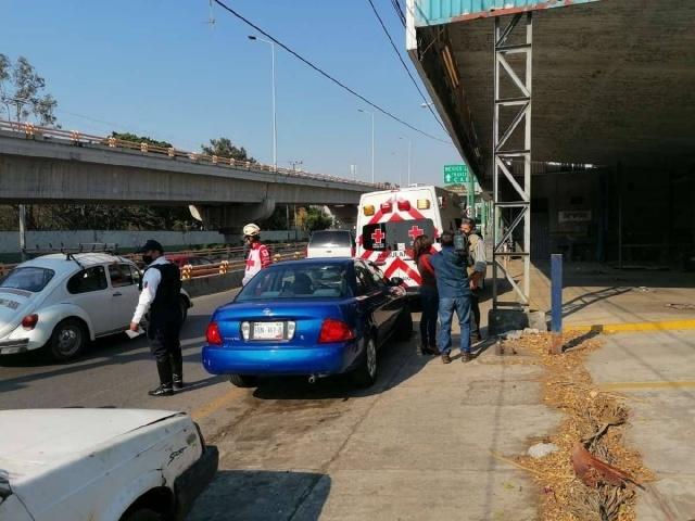   La mujer que conducía el automóvil fue detenida para deslindar responsabilidades.