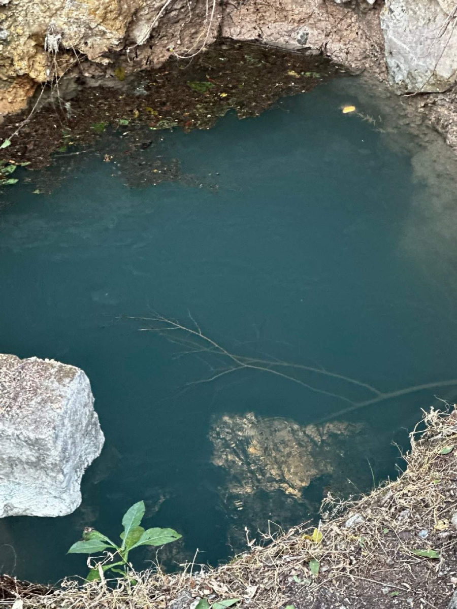 El agua en uno de los pozos comenzó a brotar este jueves.