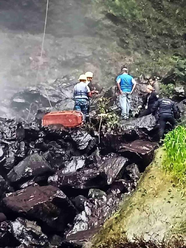  Los rescatistas realizaron diversas maniobras para bajar el cuerpo.