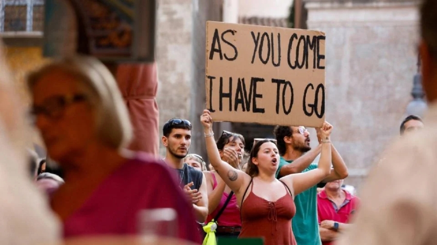 Protestan en España contra el turismo masivo; afirman que afecta su calidad de vida