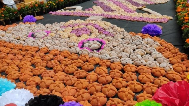 Crean catrina monumental con mil 624 piezas de pan de muerto