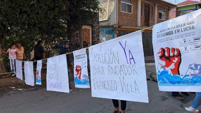 Vecinos de la colonia del Bosque protestaron ayer por la falta de agua en sus viviendas. 