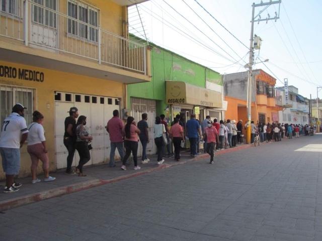 Con largas filas y la aplicación de tres mil 402 dosis ayer comenzó en Jojutla la aplicación de la vacuna anticovid para quienes no acudieron a ninguna jornada de vacunación. Este viernes continuará la campaña.  