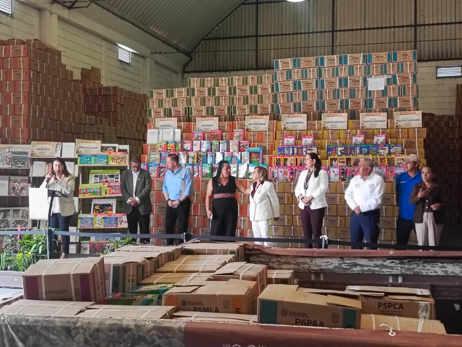 Da gobernadora banderazo de inicio de distribución en Morelos de libros de texto para el ciclo escolar 2025-2026