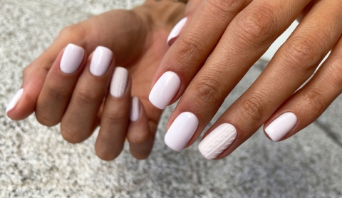 5 diseños de uñas blancas cortas que te harán lucir moderna y elegante