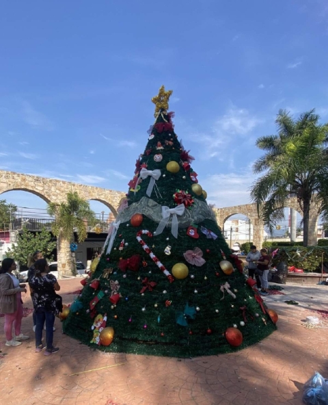 El esp&iacute;ritu navide&ntilde;o se impuso y ayer mismo ya se contaba con un nuevo &aacute;rbol, s&iacute;mbolo de los valores de esta temporada.