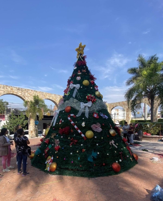 El espíritu navideño se impuso y ayer mismo ya se contaba con un nuevo árbol, símbolo de los valores de esta temporada.