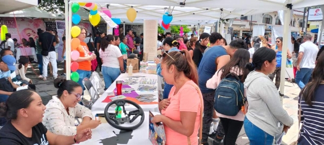 Cientos de jóvenes acudieron en busca de ofertas laborales.