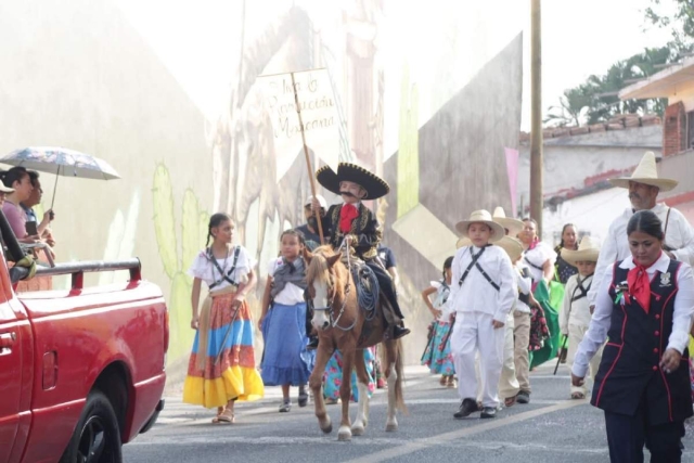 Amplia participación escolar en desfiles en la zona poniente