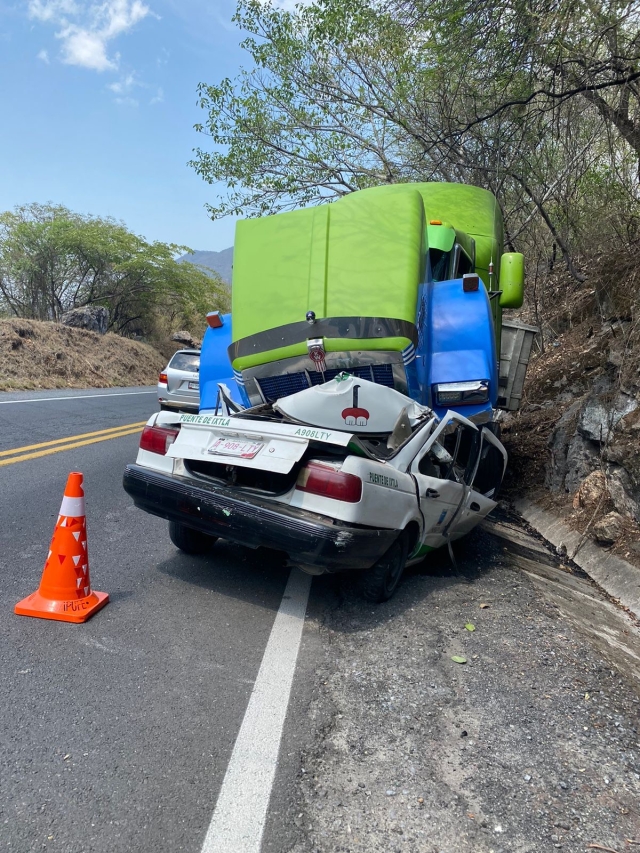 Muere taxista durante un choque en Amacuzac