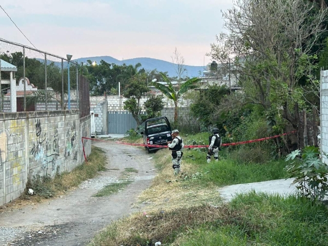  Elementos de la Guardia Nacional resguardaron la zona mientras se llevaban el cadáver.