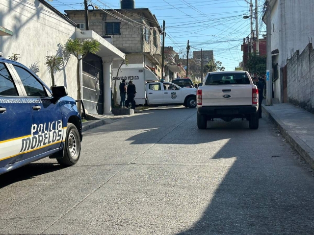  El hombre ya había muerto cuando llegaron los paramédicos y los policías.