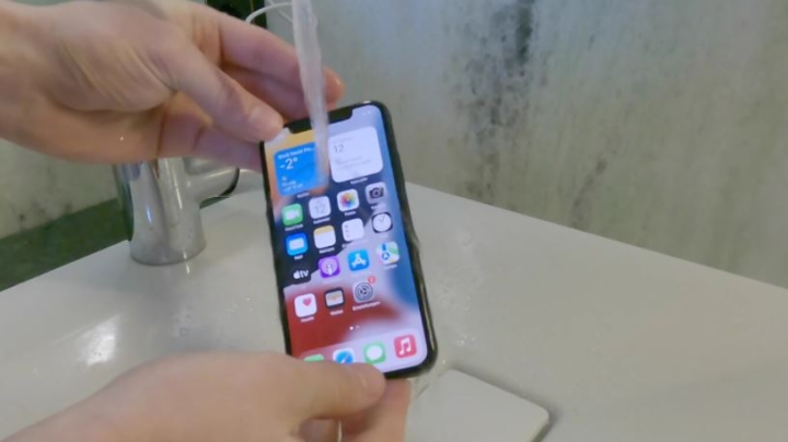 Crean el primer iPhone con USB-C resistente al agua