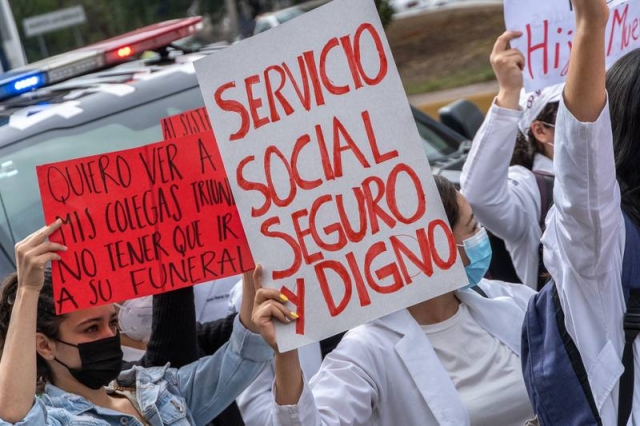 Salud propone aumento de becas a médicos internos y pasantes; esto ganarían