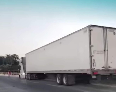  El tr&aacute;iler se qued&oacute; sin un neum&aacute;tico delantero.