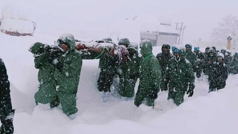 Al menos 54 personas atrapadas por avalancha en el Himalaya; cinco muertos confirmados