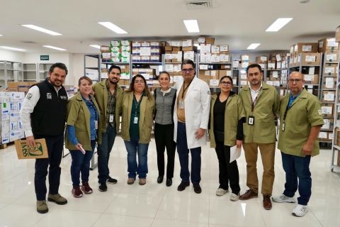 Sheinbaum visita de sorpresa hospital del IMSS y revisa abasto de medicamentos