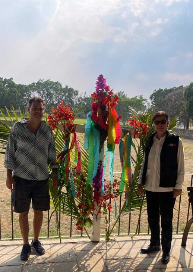 Celebra el lic. Javier Estrada el día de la Santa Cruz