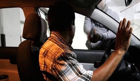 Dos individuos lo despojaron de su auto