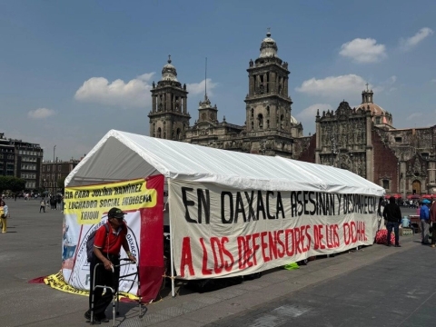 Protestan Organizaciones de Oaxaca frente a Palacio Nacional