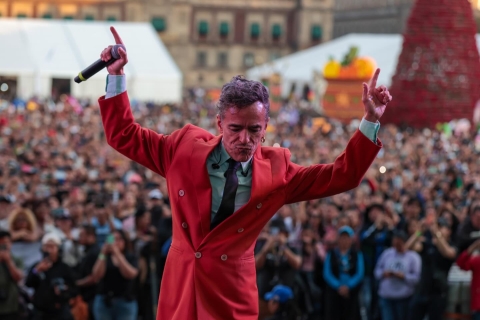 Rub&eacute;n Albarr&aacute;n genera pol&eacute;mica al llamar 'terrorista' a Donald Trump durante concierto en el Z&oacute;calo