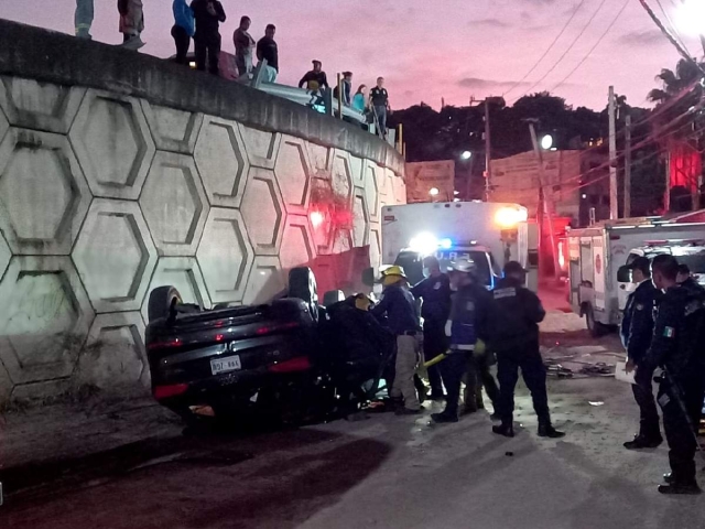 El conductor quedó atrapado entre los fierros retorcidos.