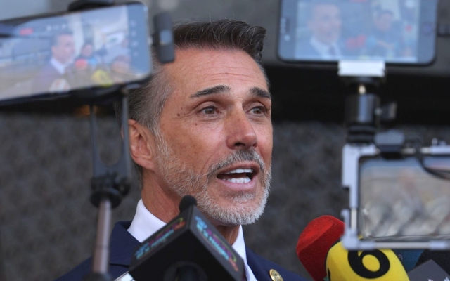 Mayer regresa al Congreso y defiende su derecho a reincorporarse