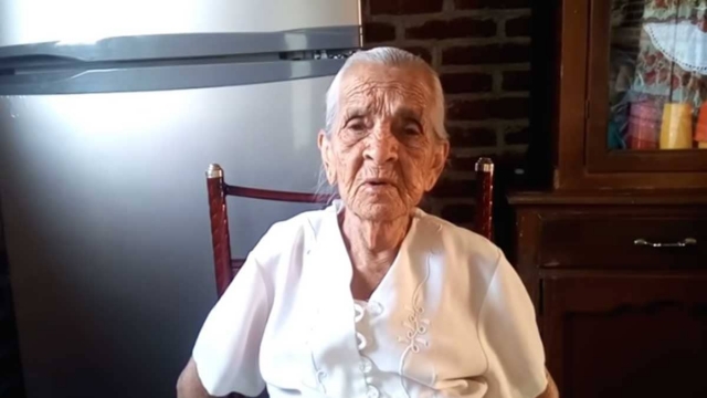 YouTuber de 87 años pide que vean sus videos para sobrevivir.