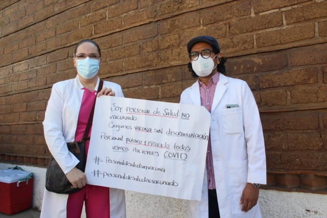 Mientras un contingente se manifestó en la sede de la secretaría de Salud, otro lo hizo en el callejón Borda, donde se encuentran la dirección de los Servicios de Salud.