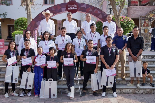 Directivos del plantel coincidieron en que el reconocimiento a los jóvenes es un impulso para que se sigan superando en el deporte.