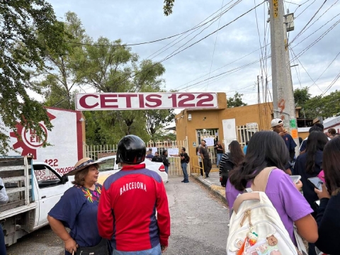  Los inconformes fueron atendidos después de varias horas de protesta.