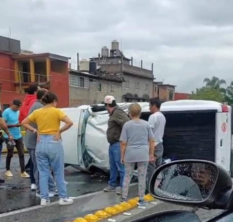Las dos personas quedaron atoradas dentro de la camioneta.