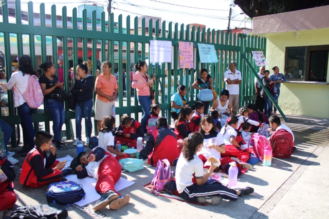 Protestan en IEBEM padres de familia de la escuela &#039;17 de Abril de 1869&#039; de Alpuyeca