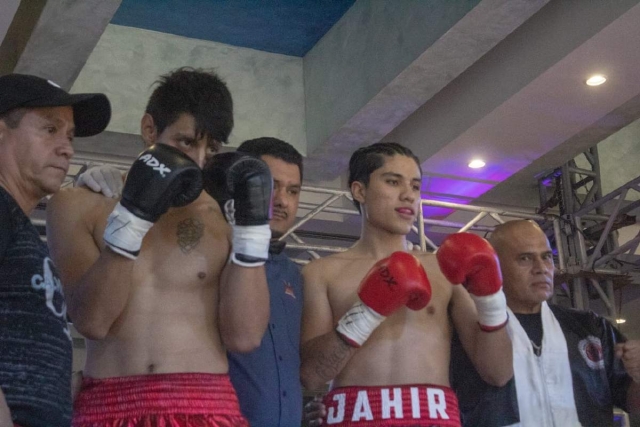 Jahir &quot;Júnio&quot; Ruiz, del gimnasio Diablo Training, debutó con el pie derecho en su carrera profesional y lo hizo con nocaut en el primer episodio ante su rival del Estado de México.