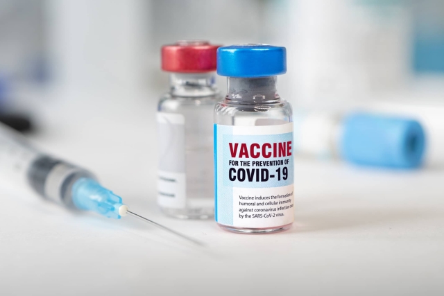 &quot;Vacunas contra COVID pueden ser menos efectivas frente a Ómicron&quot;
